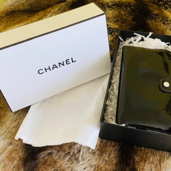 CHANEL VINTAGE BLACK PATENT LEATHER WALLET (AUTHENTIC)- SERIAL NUMBER: 4316566 - Picture 2 of 12